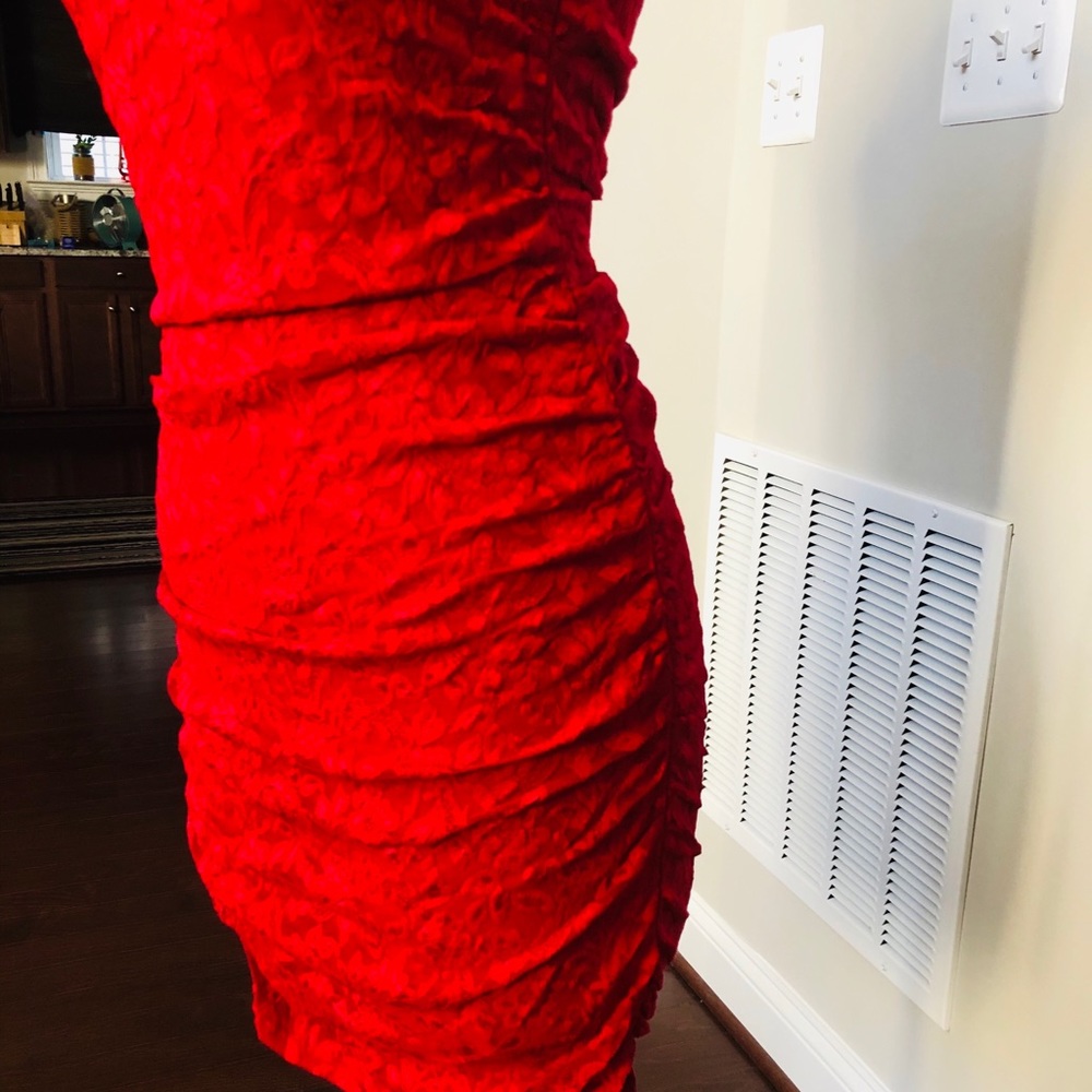 GORGEOUS FIGURE HUGGING DRESS - Picture 5 of 6
